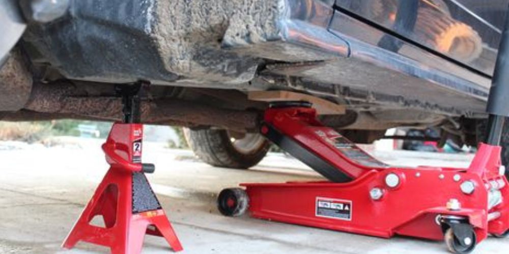 DIY: How to make your car stand up using a Jack stand?